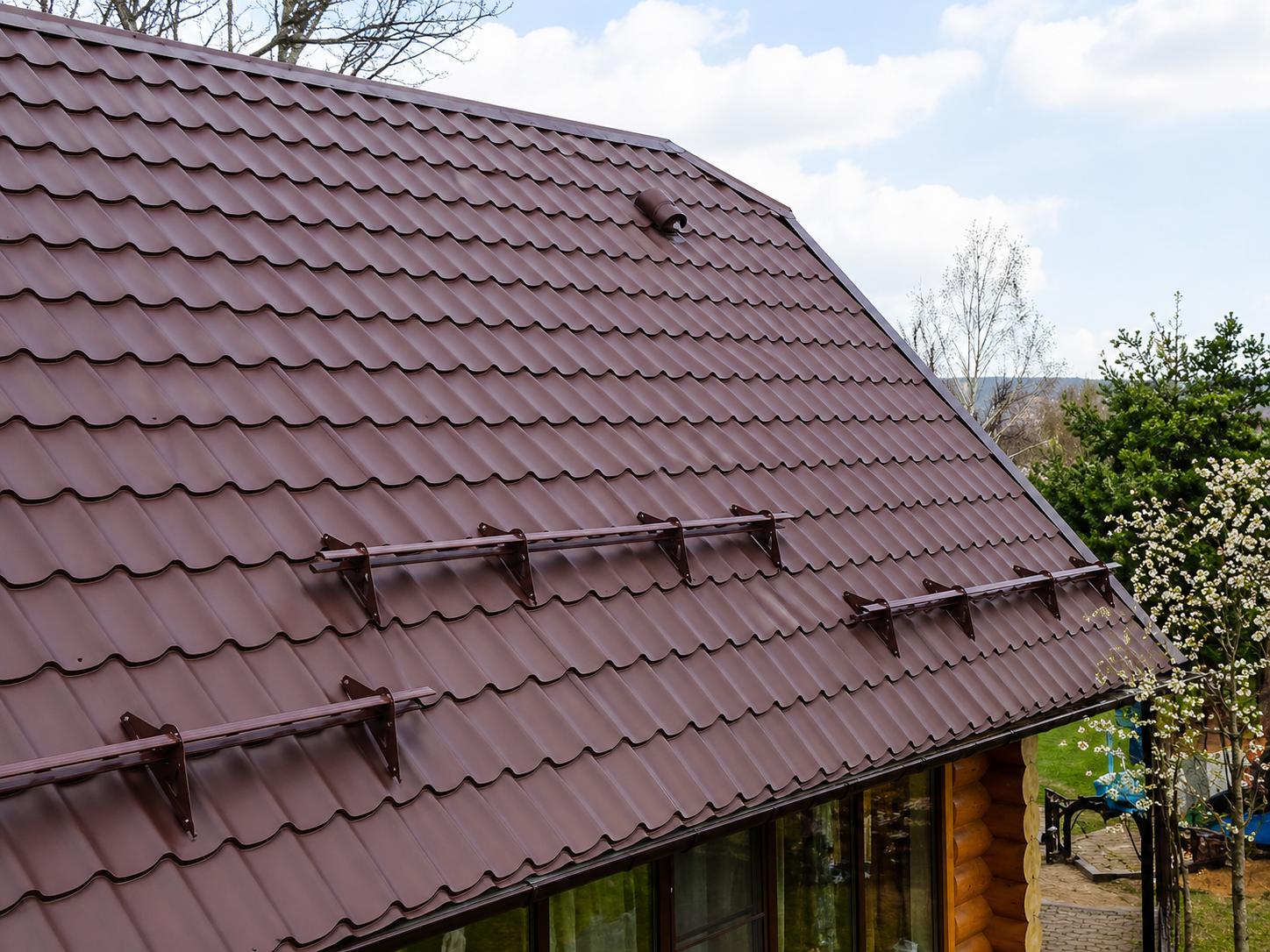 Монтаж снегозадержателей на крыше